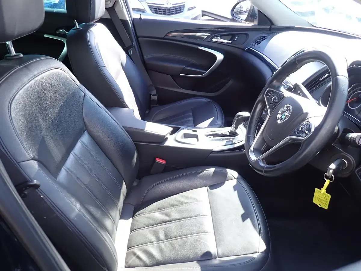 Used Vauxhall Insignia Elite 136 HP (100 kW) 2016 Green Estate