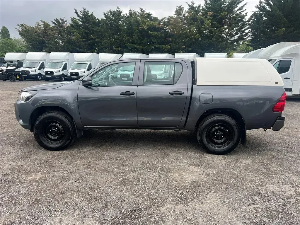 Käytetty Toyota HiLux Active 147 HP (108 kW) 2018 Harmaa Nouto