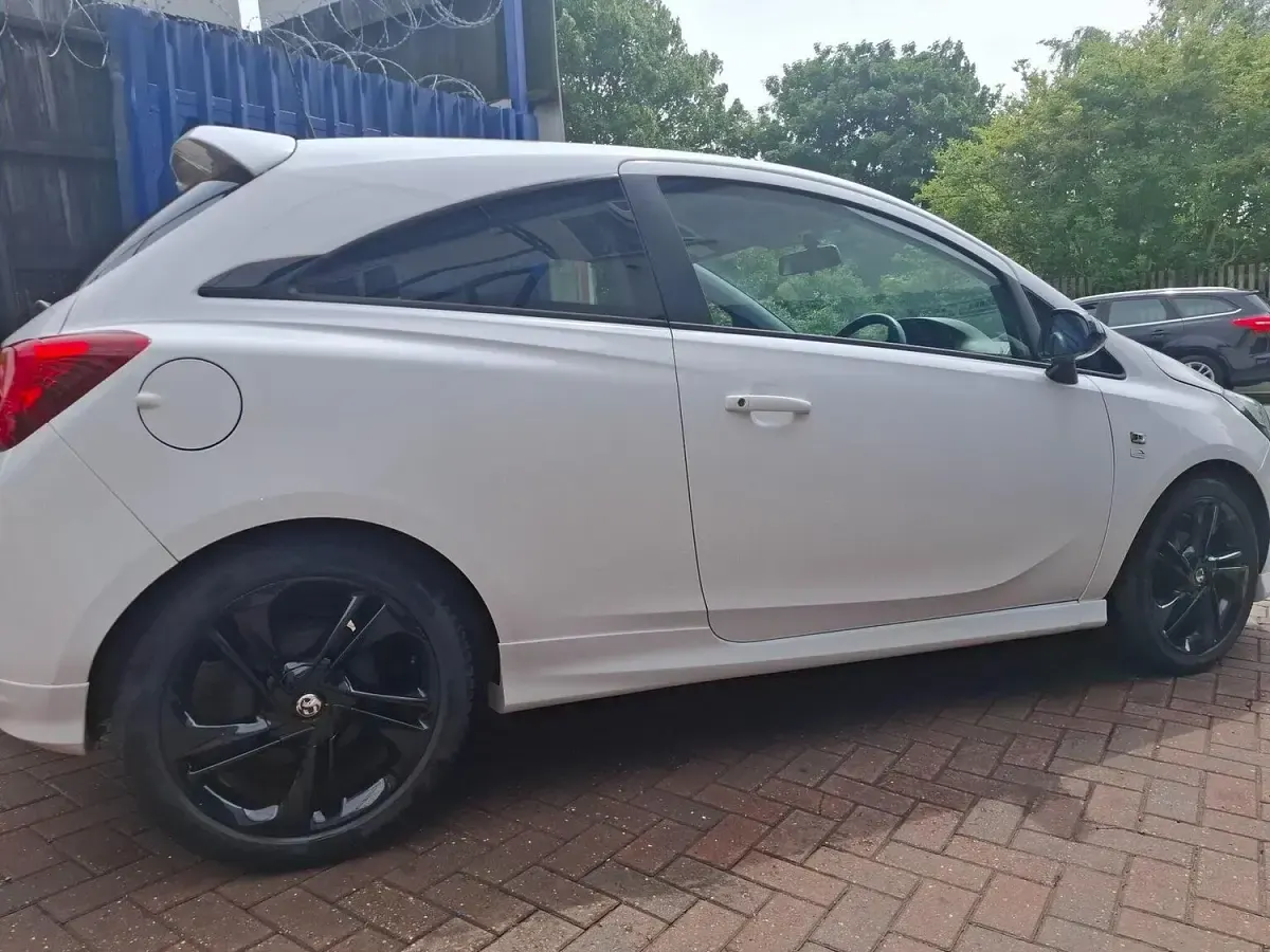 Used Vauxhall Corsa Edition 70 HP (51 kW) 2015 White Hatchback