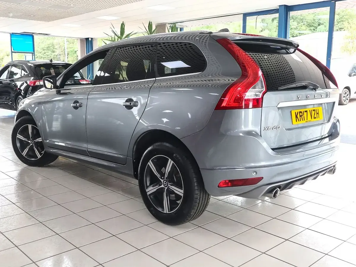 Used Volvo XC60 R-Design 220 HP (161 kW) 2017 Osmium grey SUV