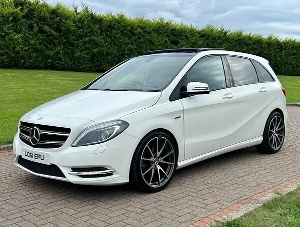 Used Mercedes B180 2012 White Hatchback