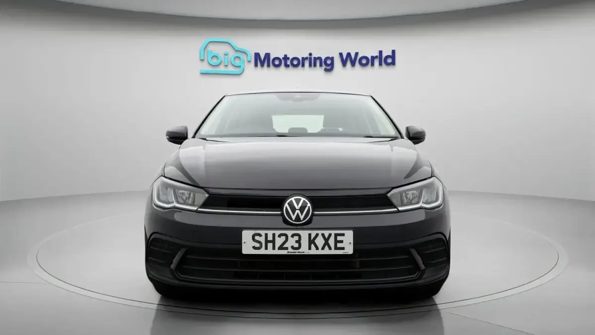 Begagnad VW Polo Life 2023 Svart Halvkombi