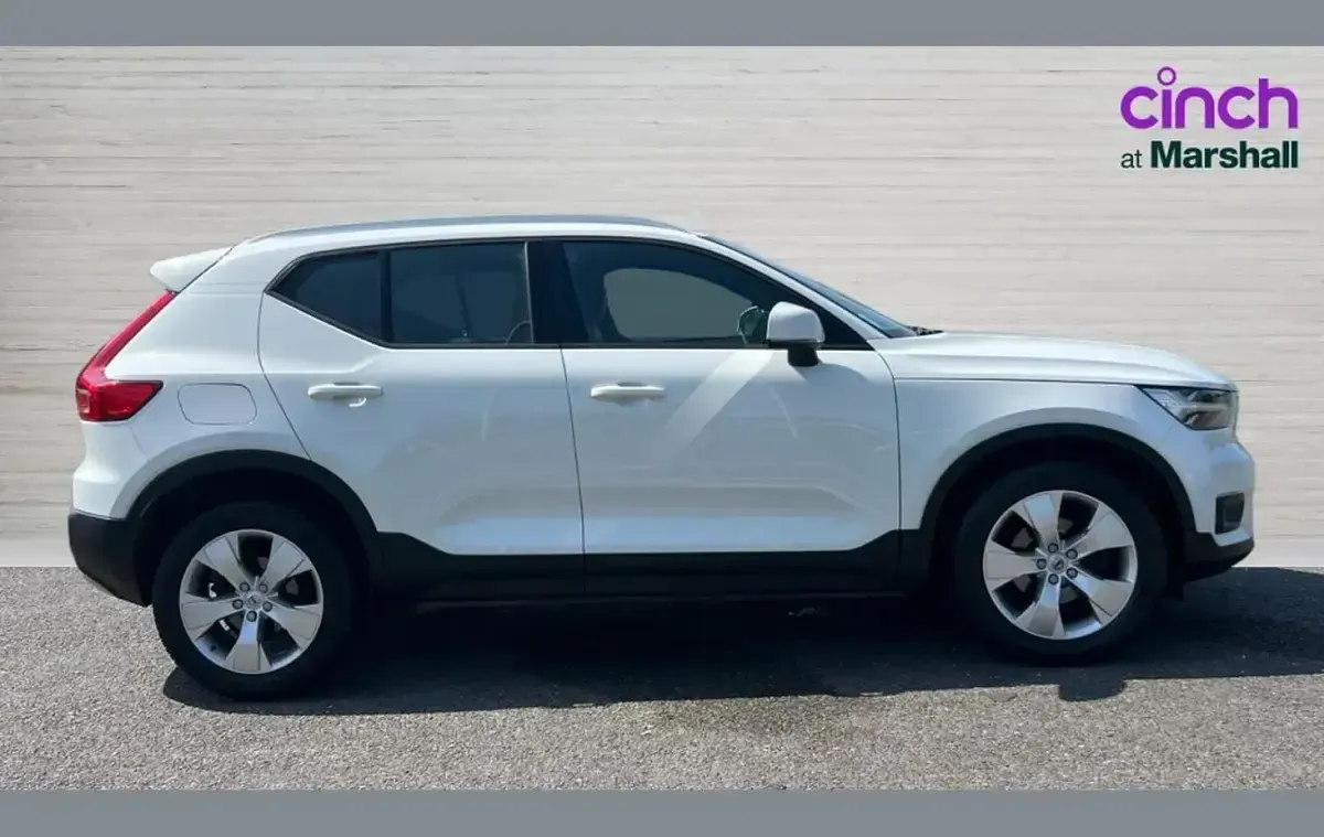 Used Volvo XC40 Momentum 150 HP (110 kW) 2019 White SUV