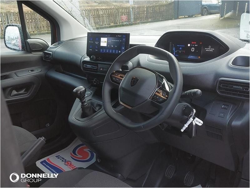 Used Peugeot Partner S 101 HP (74 kW) 2024 Red MPV