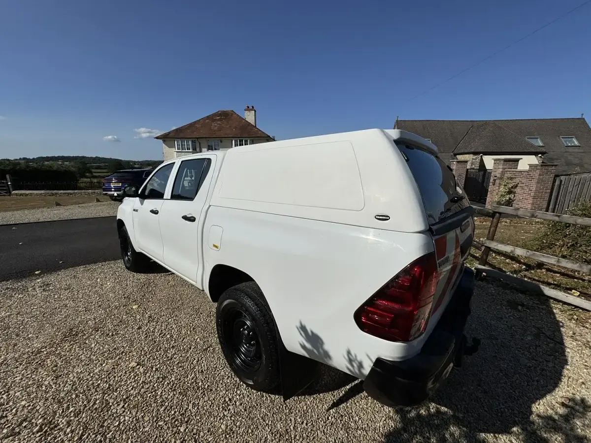 Used Toyota HiLux Active 150 HP (110 kW) 2019 White Pickup