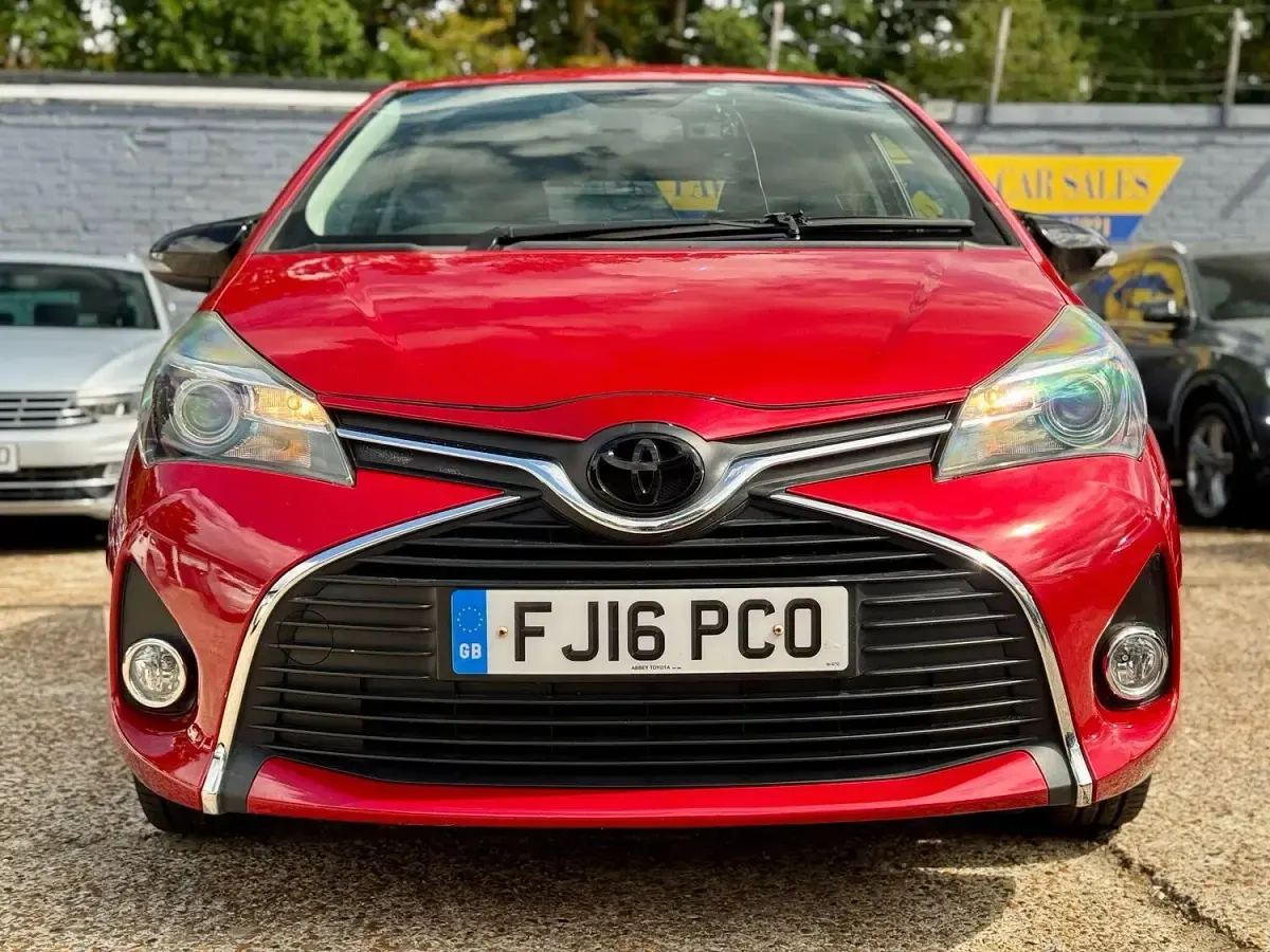 Used Toyota Yaris 99 HP (72 kW) 2016 Red Hatchback