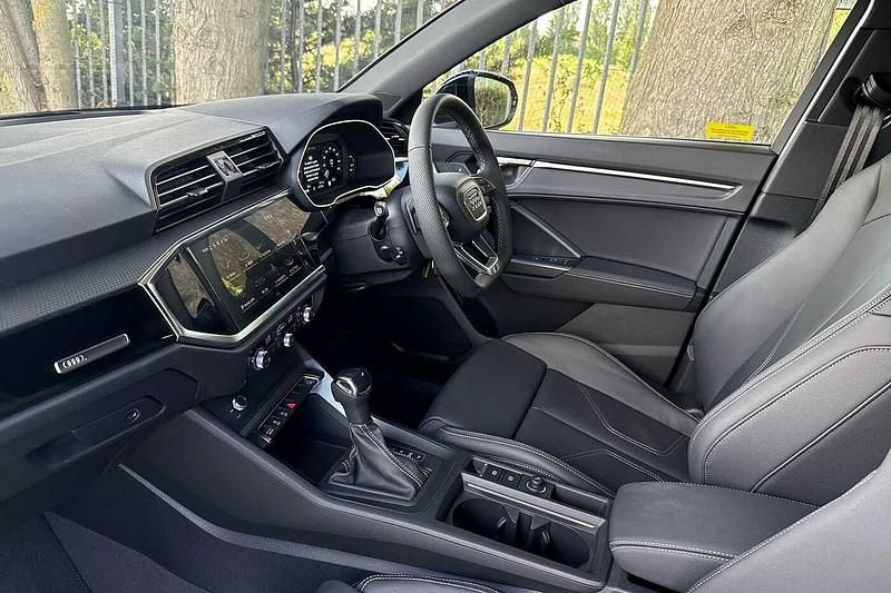 Used Audi Q3 Black Edition 150 HP (110 kW) 2025 Glacier white metallic SUV