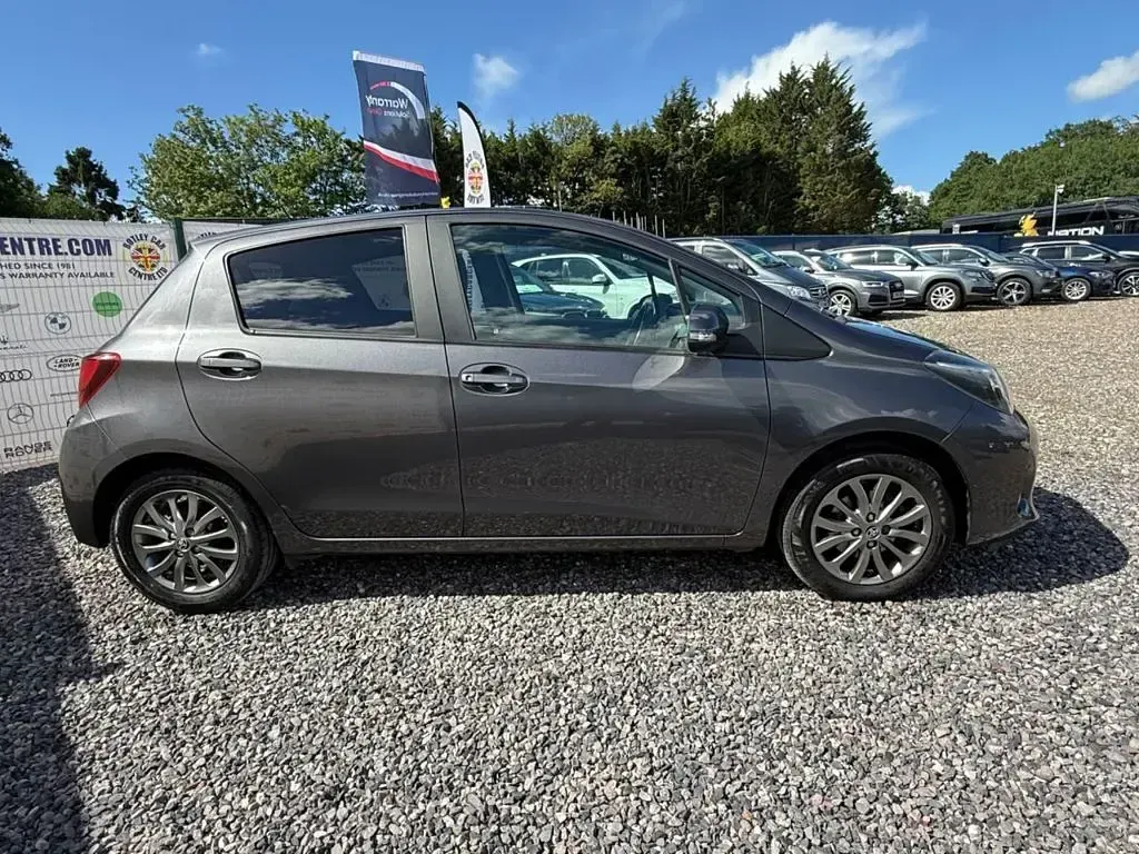 Used Toyota Yaris 99 HP (72 kW) 2016 Grey Hatchback
