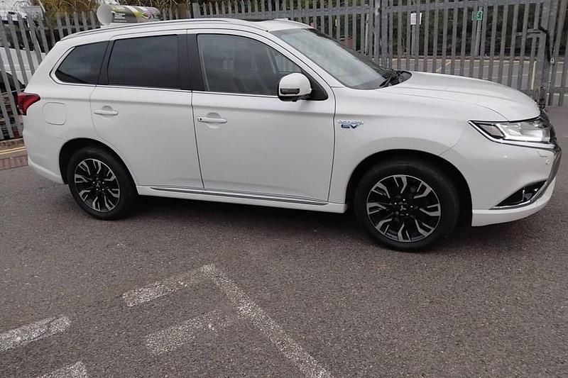 White Used 2015 Mitsubishi Outlander P-HEV Estate | £9,450 (Fair price) - Image 1/1