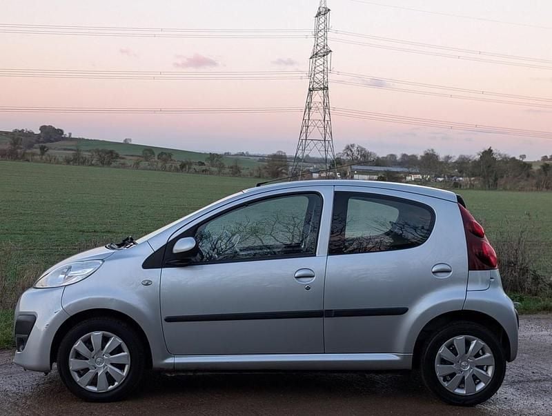 Used Peugeot 107 Active 68 HP (50 kW) 2014 Silver Hatchback