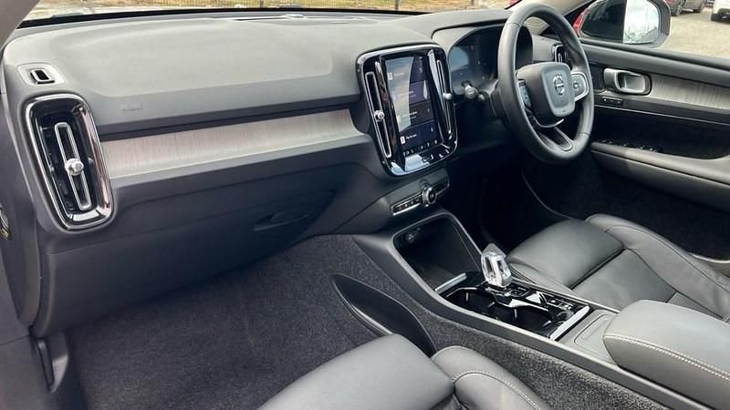 Usado Volvo XC40 Ultra 197 CV (144 kW) 2025 Dorado SUV