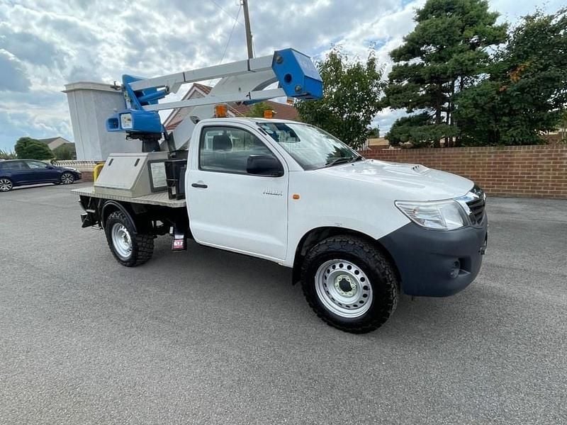 Used Toyota HiLux Active 142 HP (104 kW) 2014 White Pickup