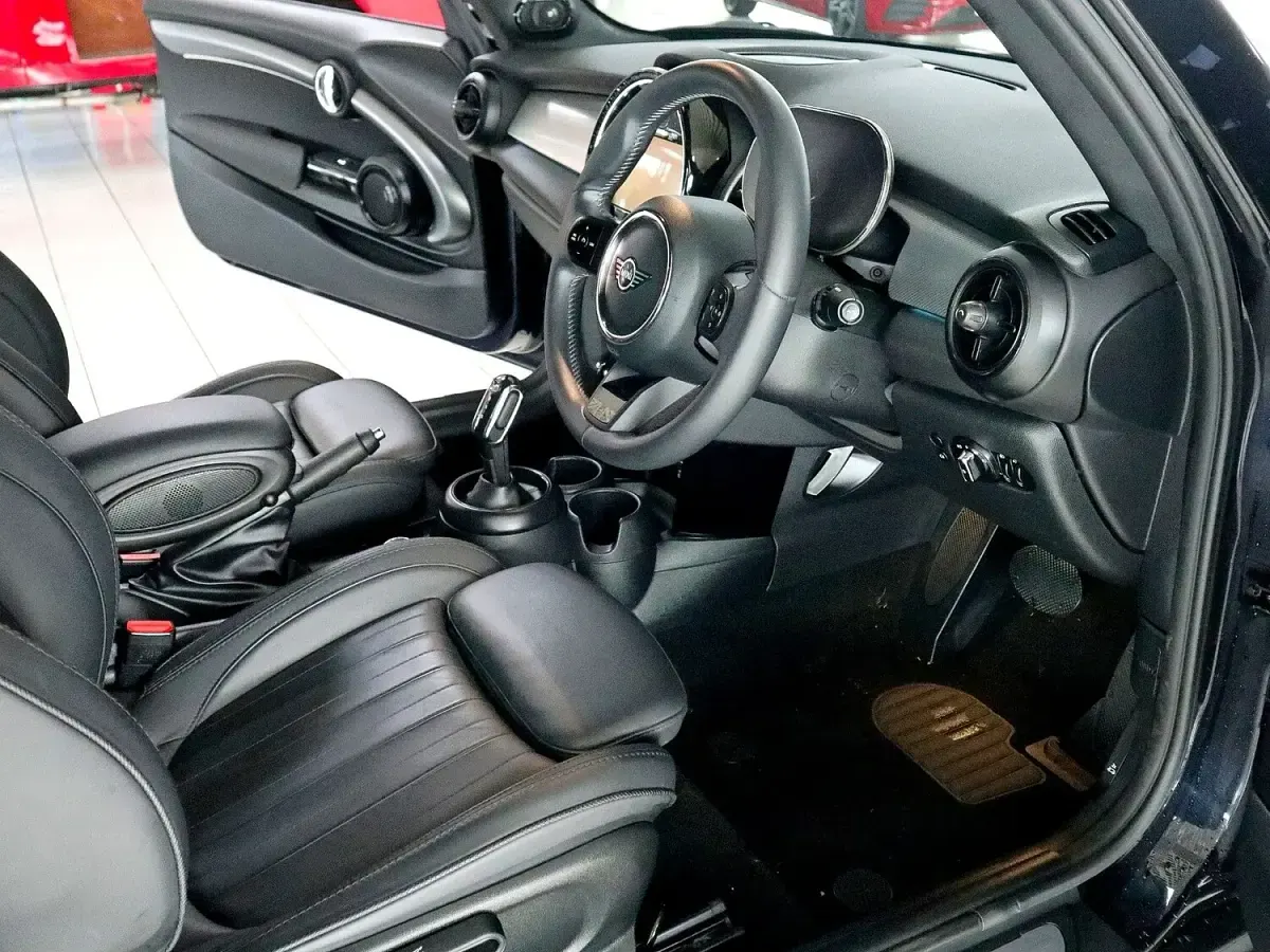 Used Mini Cooper Cabriolet Exclusive 134 HP (98 kW) 2023 Blue/black Cabriolet