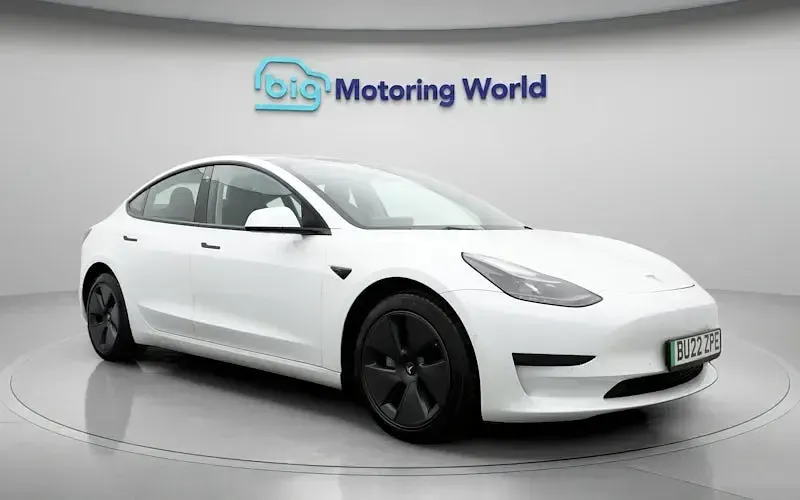 Używany Tesla Model 3 Standard Range Plus 222 kW (302 KM) 2021 Biały Sedan/Limuzyna