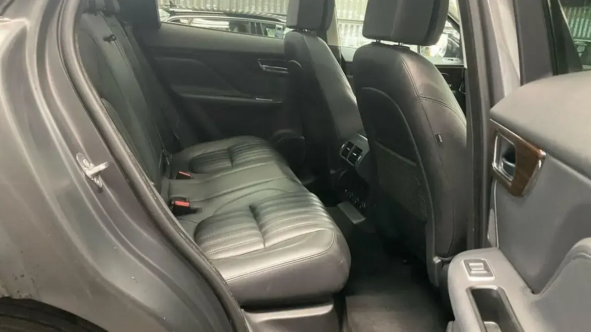Używany Jaguar F-Pace Portfolio 240 KM (176 kW) 2018 Szary SUV