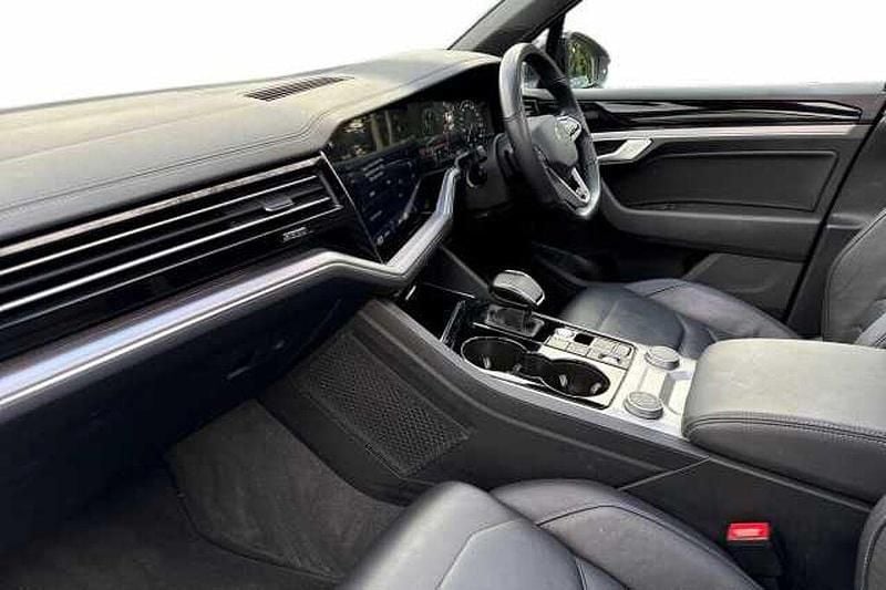 Used VW Touareg Black Edition 286 HP (210 kW) 2023 Pure white SUV