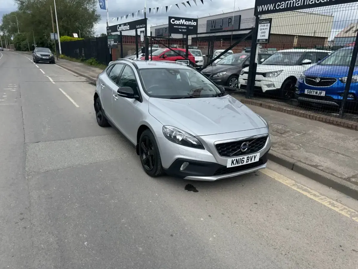 Käytetty Volvo V40 SE 2016 Hopea Viistoperä