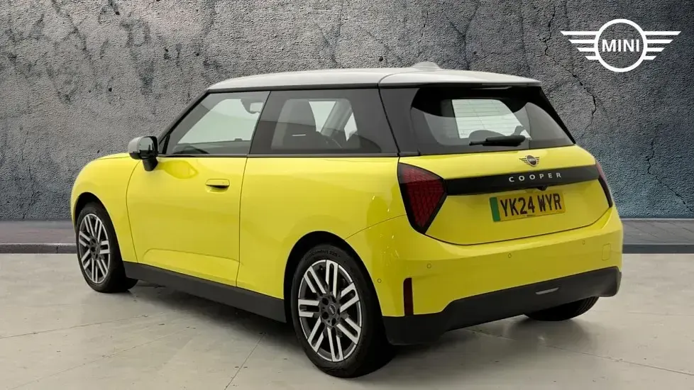 Used Mini Cooper Hatch 133 kW (181 HP) 2024 Yellow Hatchback