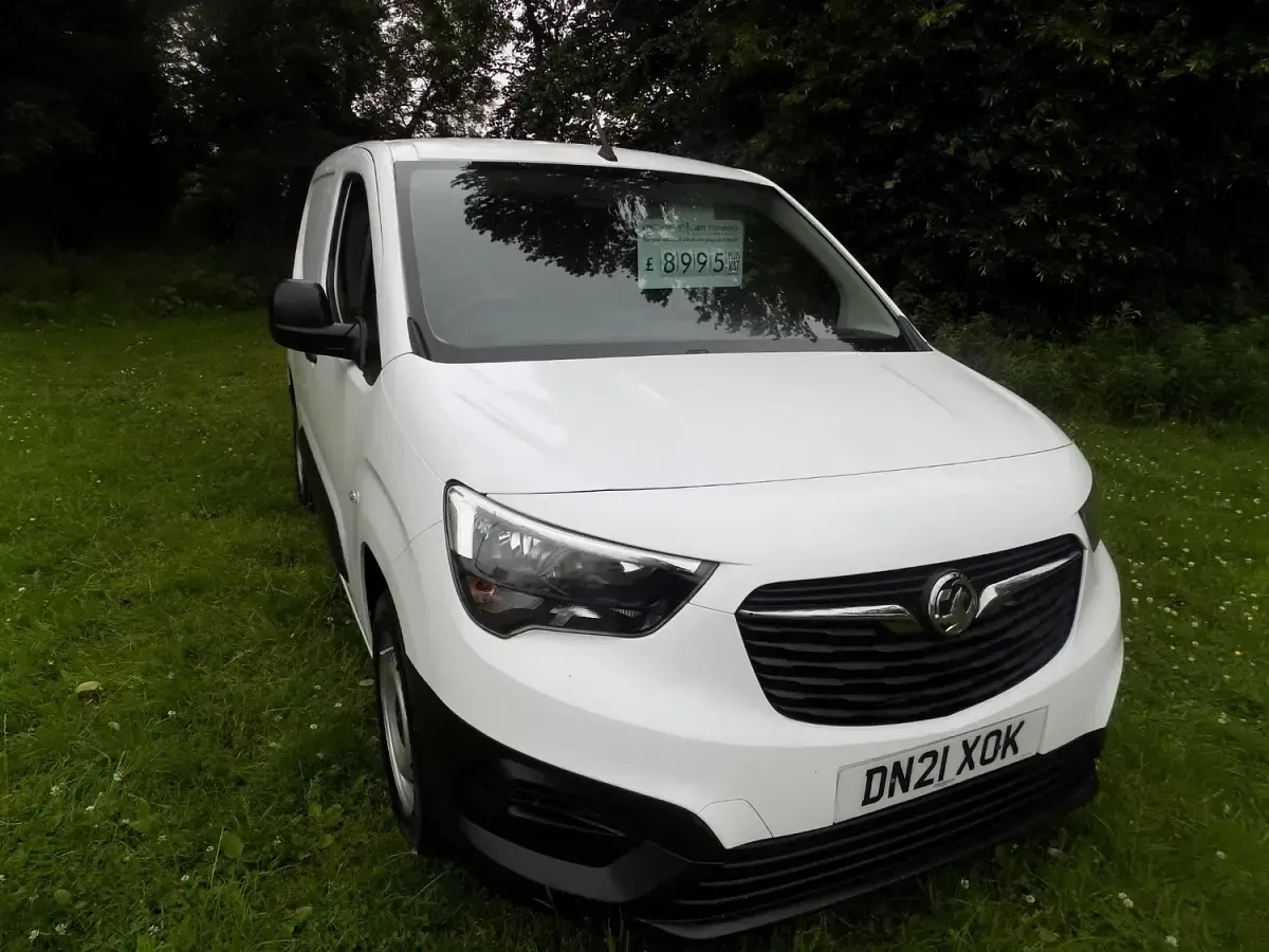 Used Vauxhall Combo 100 HP (73 kW) 2021 White MPV