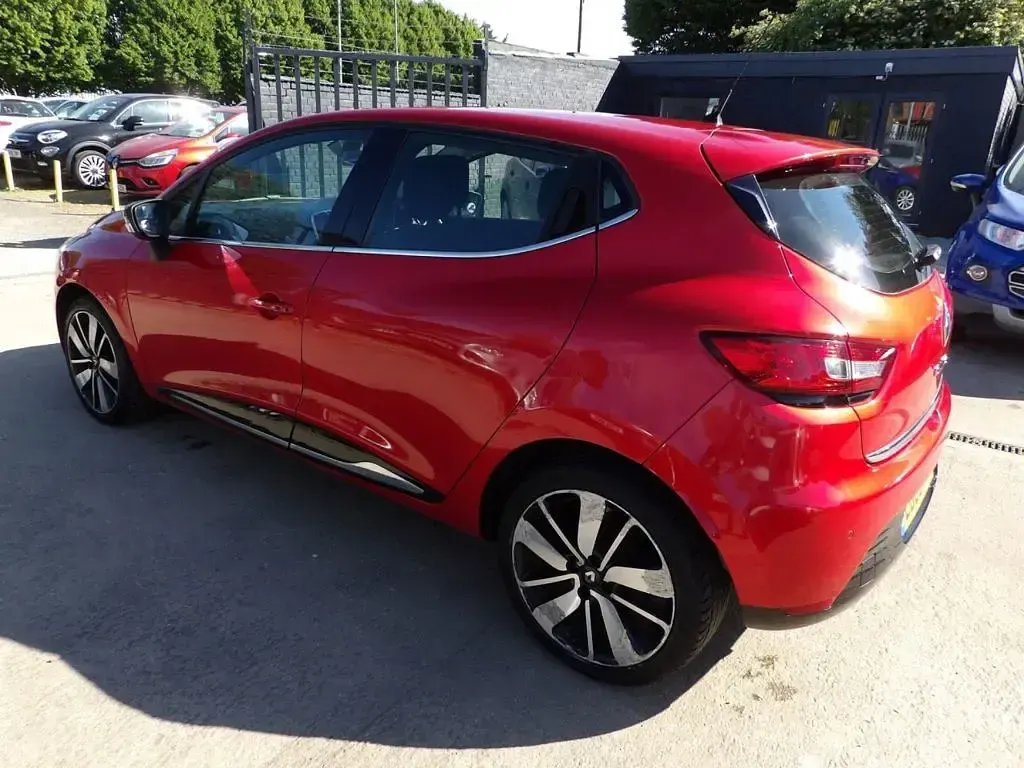 Used Renault Clio Dynamique 90 HP (66 kW) 2015 Red Hatchback