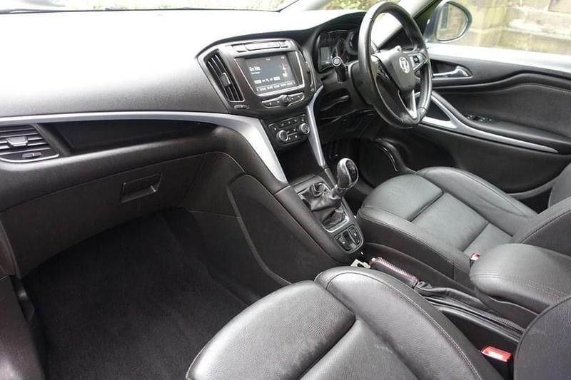 Used Vauxhall Zafira SRi 140 HP (102 kW) 2018 White MPV