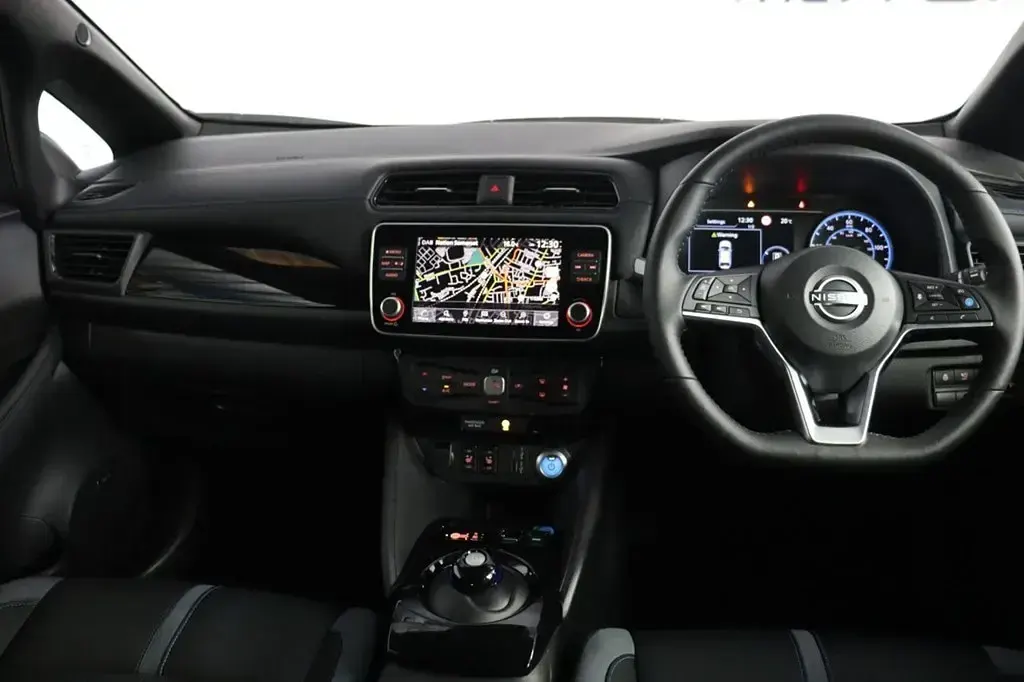Occasion Nissan Leaf Tekna 50 kW (68 ch) 2024 Argent Citadine