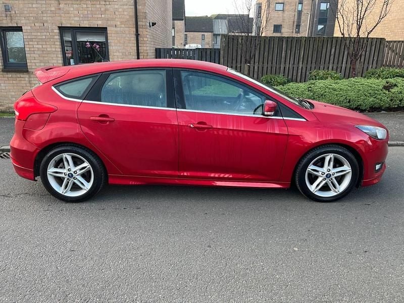 Used Ford Focus Zetec 125 HP (91 kW) 2015 Red Hatchback