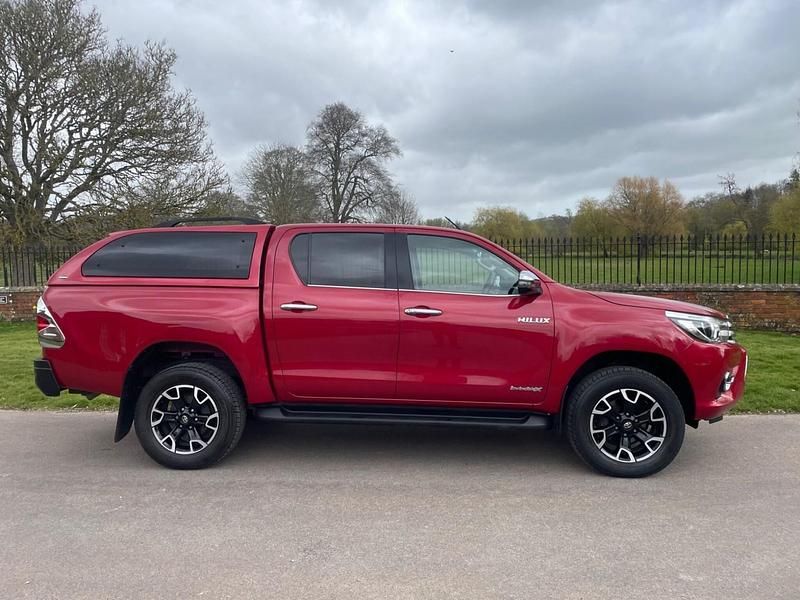 Used Toyota HiLux 150 HP (110 kW) 2018 Red Pickup