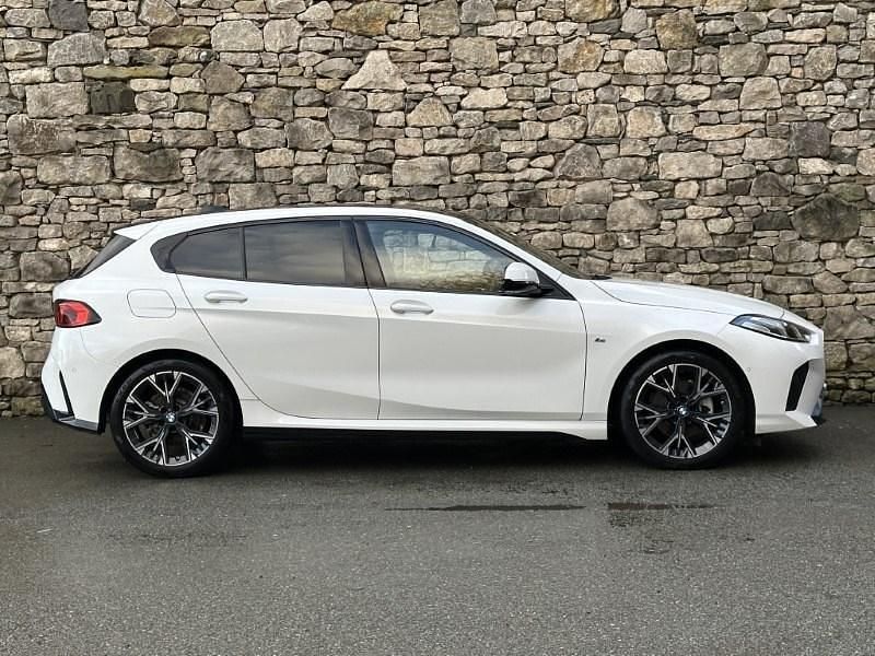 Begagnad BMW 120 M Sport 2025 Vit Halvkombi
