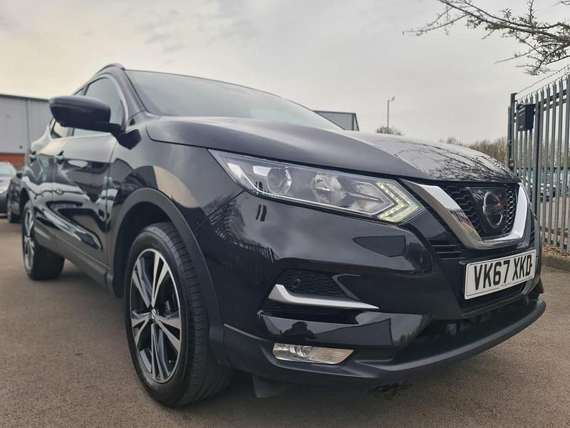 Black Used 2017 Nissan Qashqai N-Connecta SUV | £8,399 (Fair price) - Image 1/4