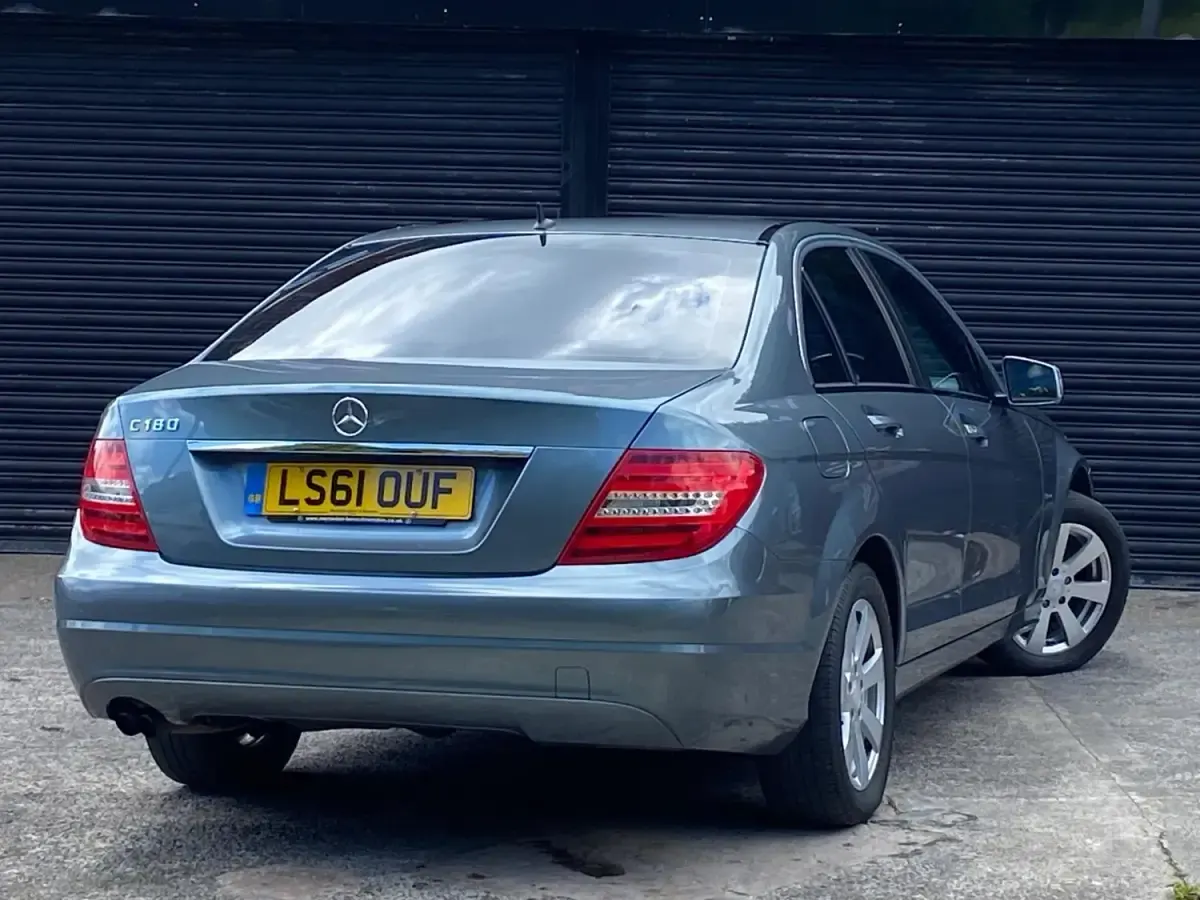 Usado Mercedes C180 SE 156 HP (114 kW) 2011 Cinzento Sedan