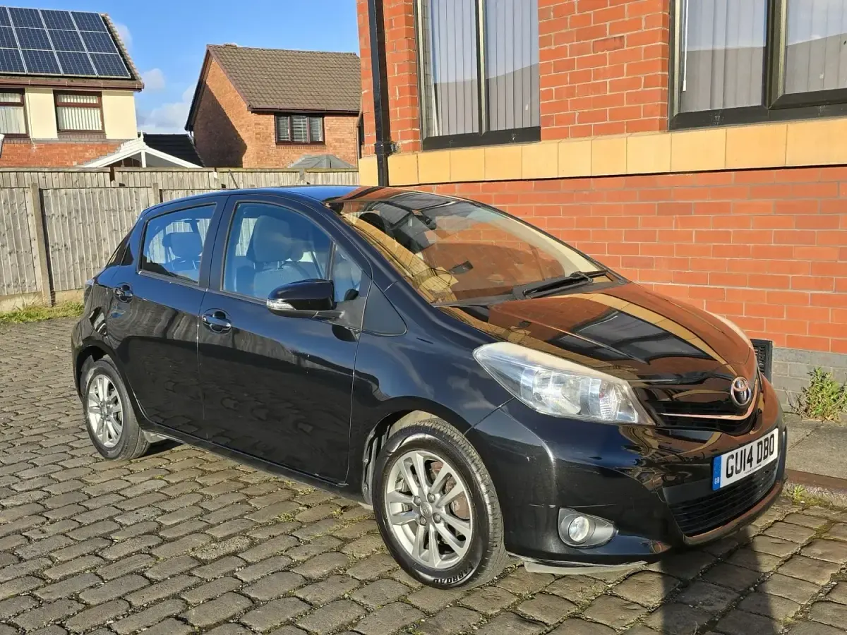 Usado Toyota Yaris Plus 99 HP (72 kW) 2014 Preto Citadino