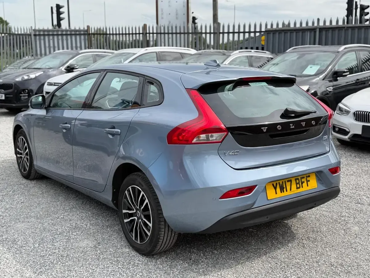 Used Volvo V40 Momentum 2017 Blue Hatchback