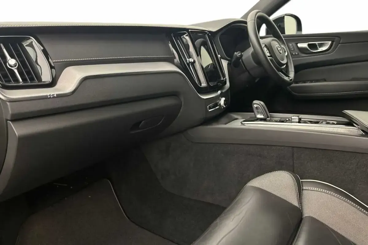 Used Volvo XC60 R-Design Pro 194 HP (142 kW) 2022 Black SUV
