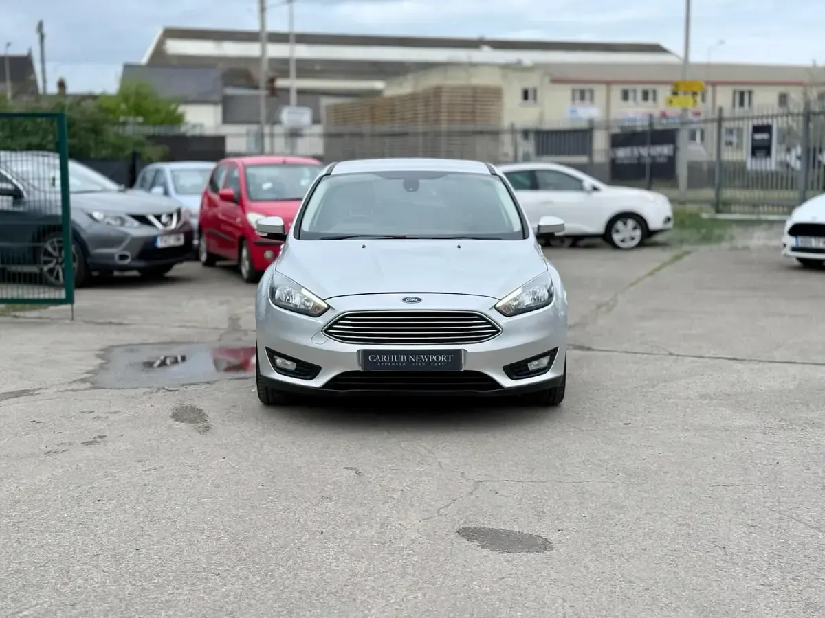 Usado Ford Focus Zetec 125 HP (91 kW) 2016 Prateado Citadino