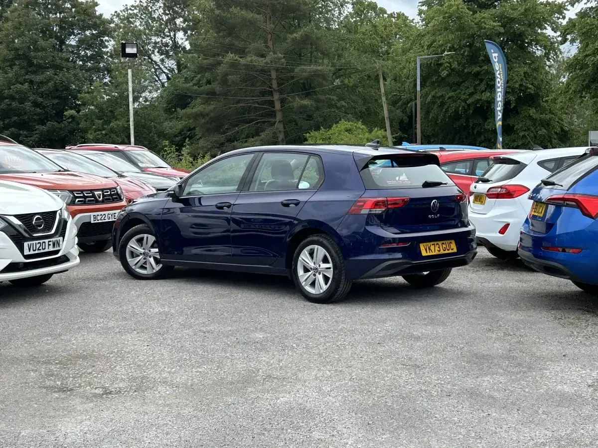 Used VW Golf VIII Life 115 HP (84 kW) 2023 Blue Hatchback
