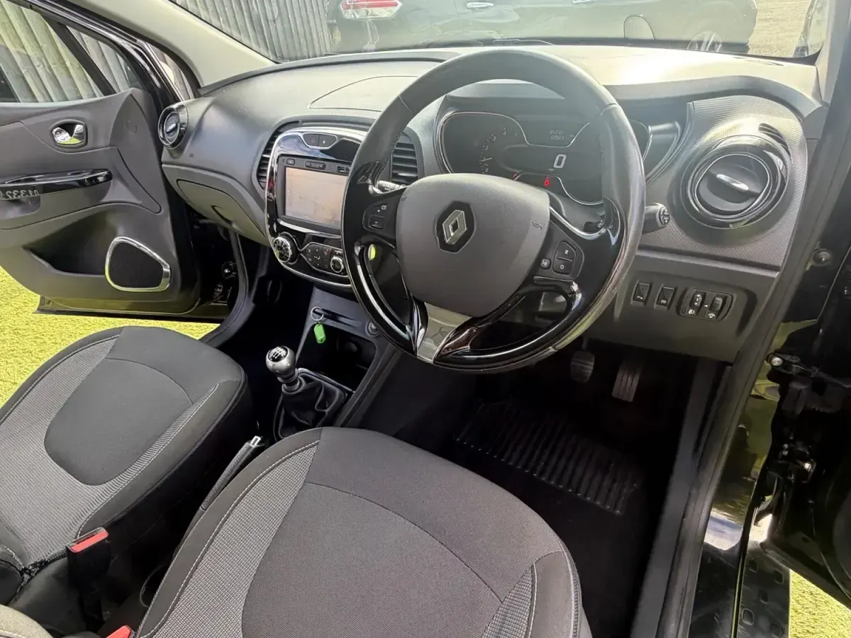 Used Renault Captur Dynamique 110 HP (80 kW) 2015 Black/cream SUV