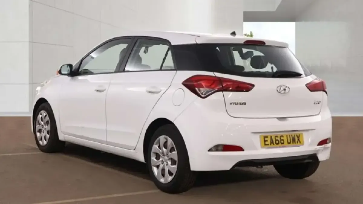 Used Hyundai i20 75 HP (55 kW) 2016 White Hatchback