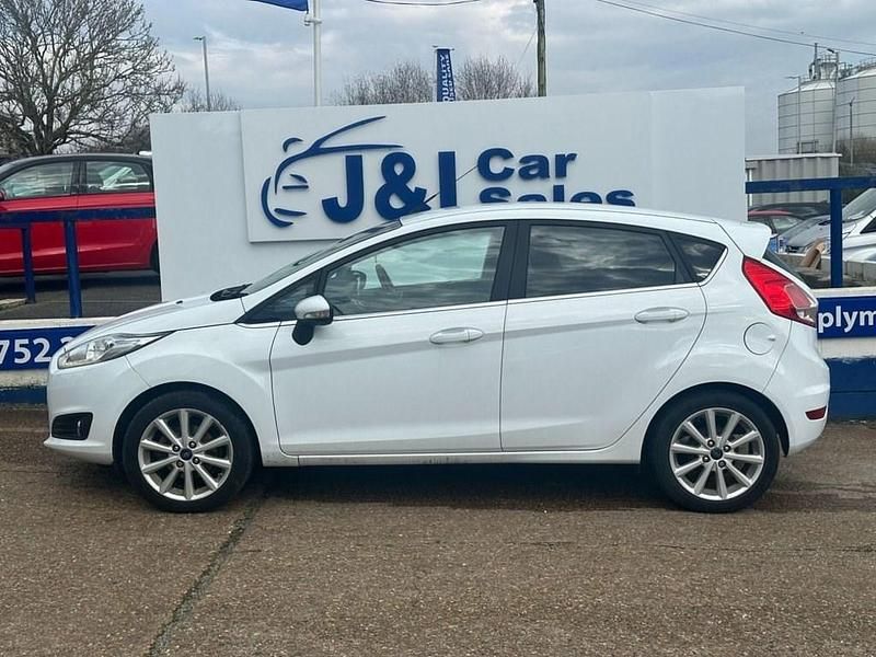 Used Ford Fiesta Titanium 100 HP (73 kW) 2015 White Hatchback