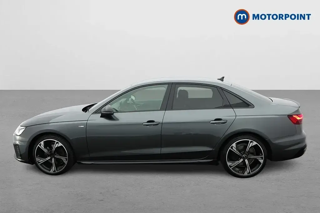 Begagnad Audi A4 Black Edition 2023 Grå Sedan