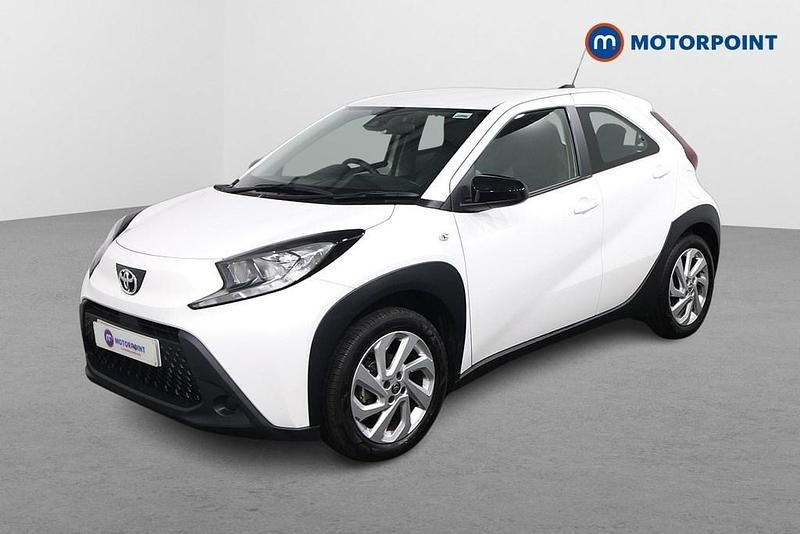 Used Toyota Aygo X PURE 72 HP (52 kW) 2023 White SUV