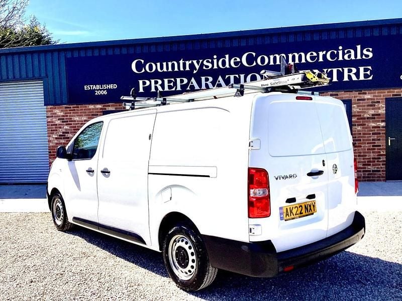 Second-hand Vauxhall Vivaro 100 CP (73 kW) 2022 Alb Monovolum