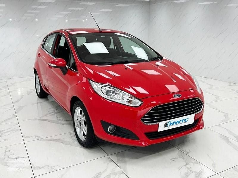 Used Ford Fiesta Zetec 100 HP (73 kW) 2015 Red Hatchback