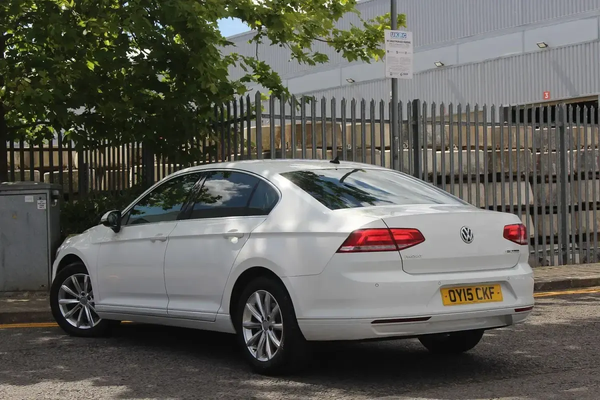 Used VW Passat Business 120 HP (88 kW) 2015 White Sedan