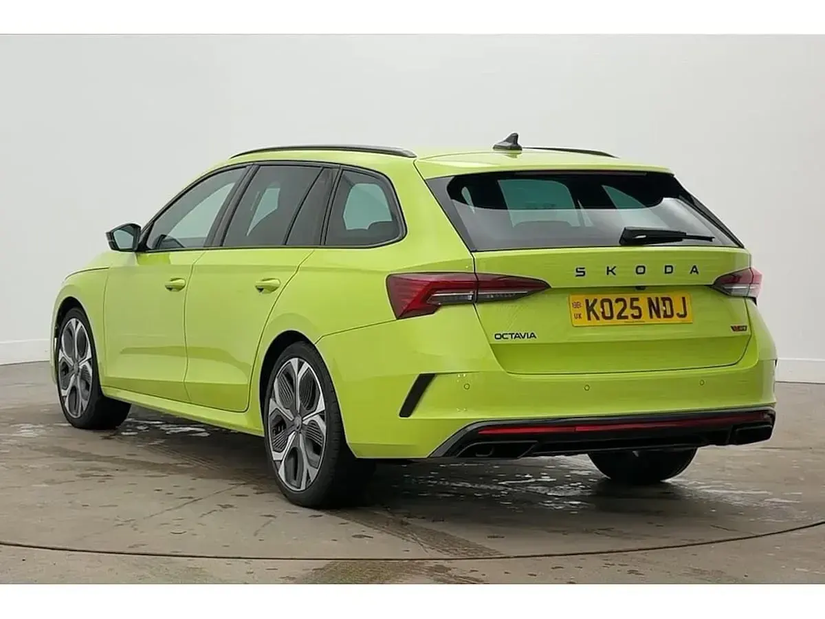 Used Skoda Octavia vRS 195 HP (143 kW) 2025 Hyper green Estate