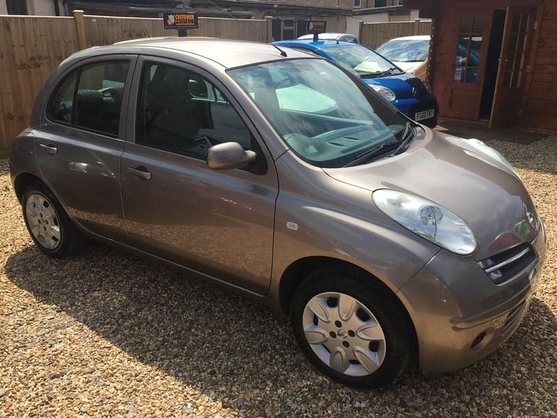 Usado Nissan Micra SE 79 HP (58 kW) 2006 Bege Citadino