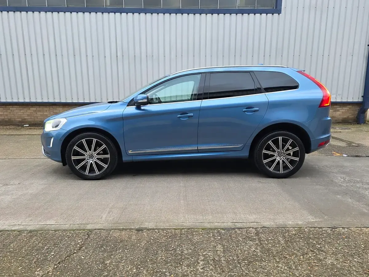 Used Volvo XC60 SE Lux 220 HP (161 kW) 2016 Blue SUV