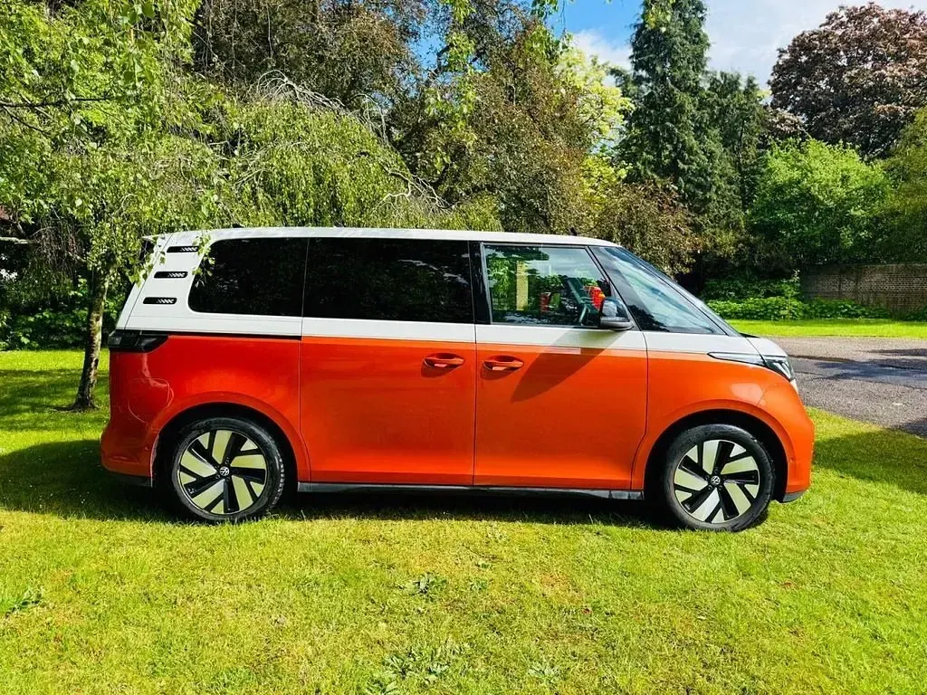 Używany VW ID. Buzz Pro 150 kW (204 KM) 2023 Biały Minivan