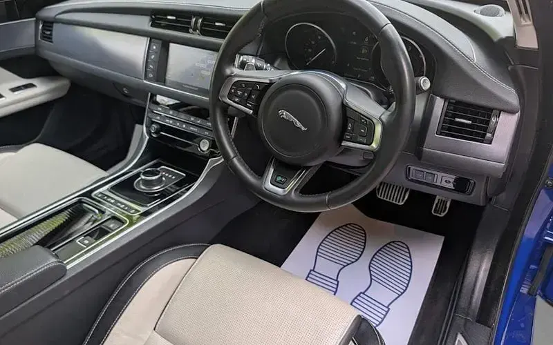 Second-hand Jaguar XF R-Sport 241 CP (177 kW) 2018 Albastru Berlinǎ