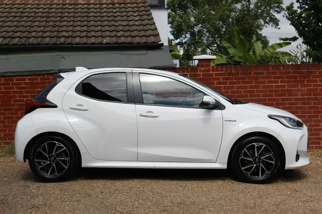 Used Toyota Yaris Design 116 HP (85 kW) 2020 White Hatchback